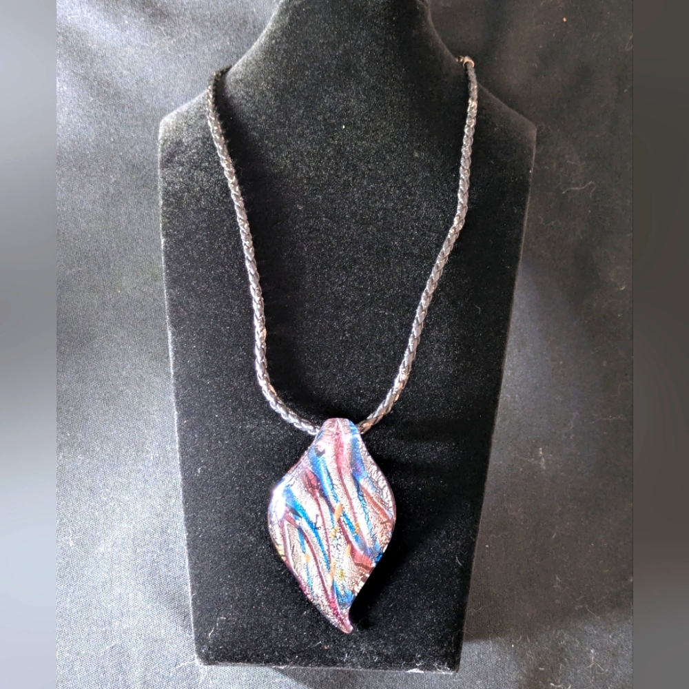 Elegant Multicolor Leaf Pendant Necklace